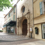 Eglise sur la place de l'hôtel de ville