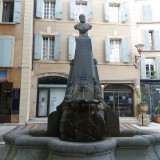 Fontaine et buste Oswald Bouteille