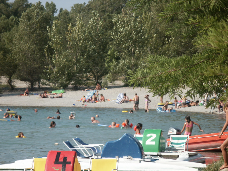 Baigneurs au lac des Buissonnades