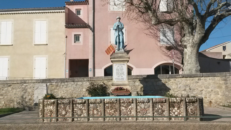 Stèle des Maquisards à gauche du Monument aux Morts