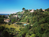 Vue de la maison, piscine et village